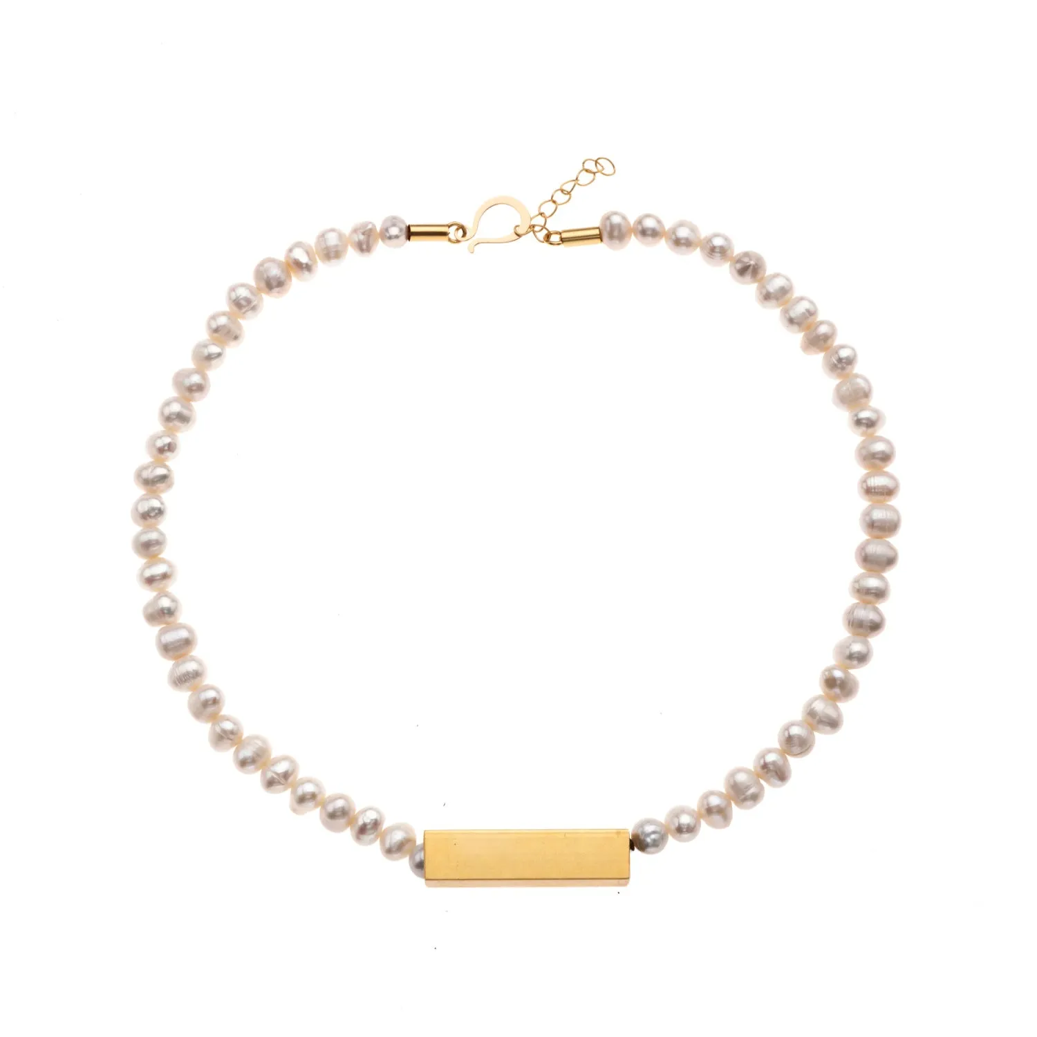 Bella single strand pearl necklace with gold pendant