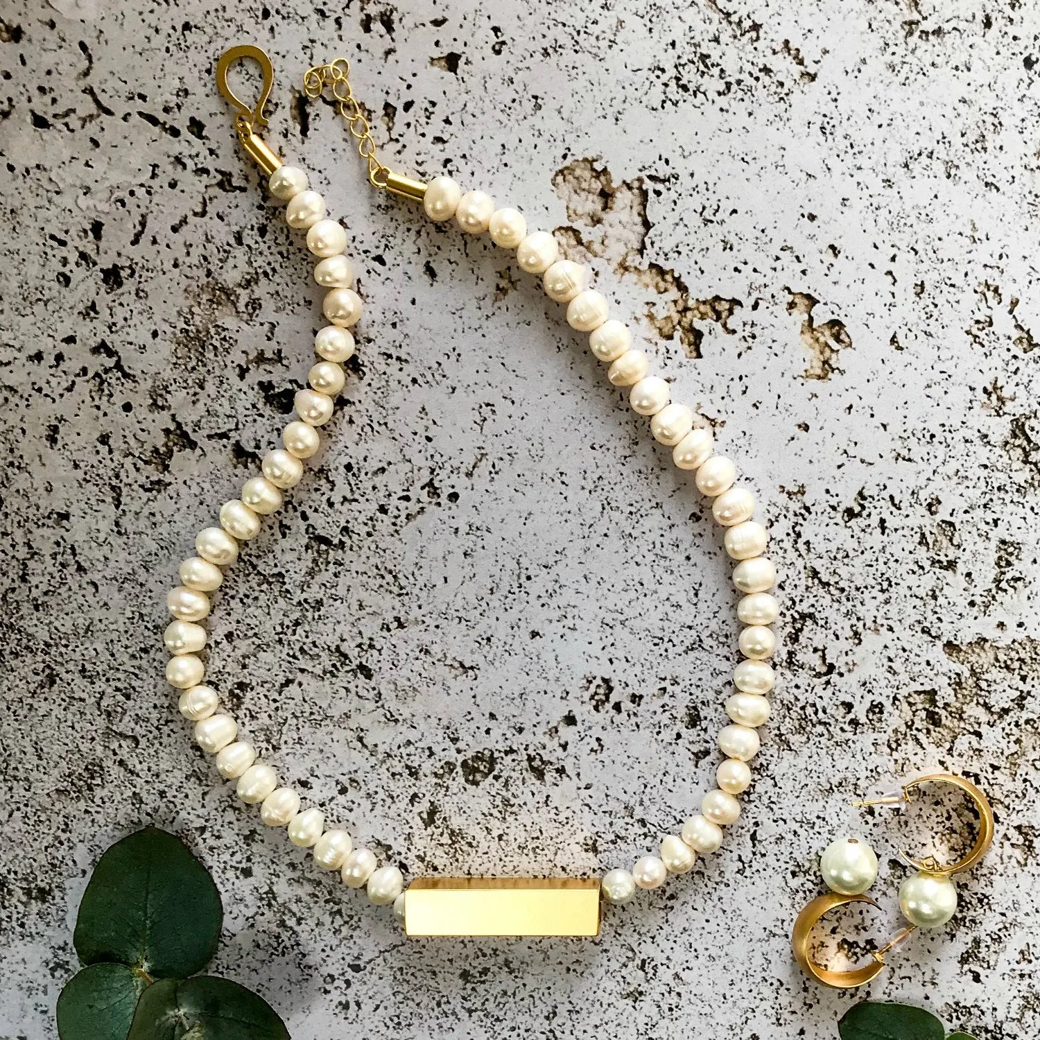 Bella single strand pearl necklace with gold pendant