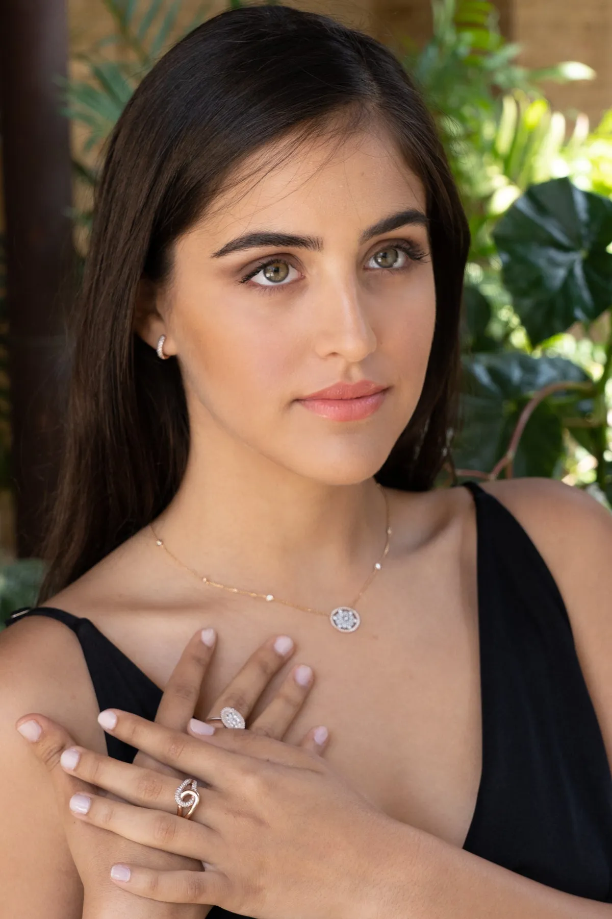 Blossom Delicate diamonds necklace with a dazzling flower pendant