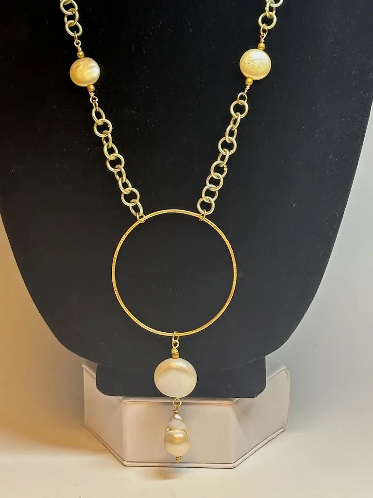 BRASS AND FRESH WATER PEARL CIRCLE PENDANT NECKLACE LCN679