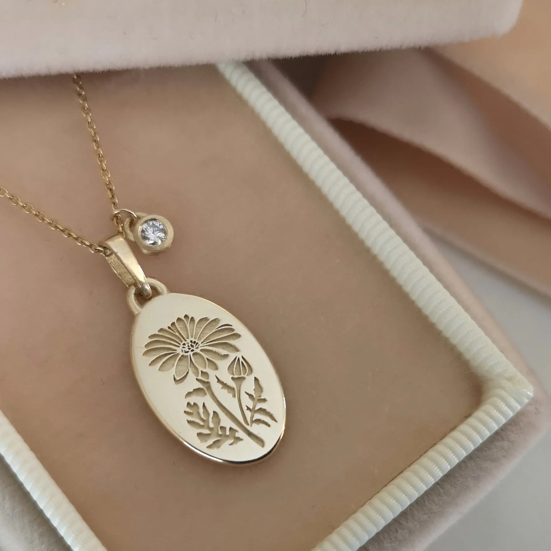 Daisy necklace, vintage style oval pendant, personalized birth flower necklace