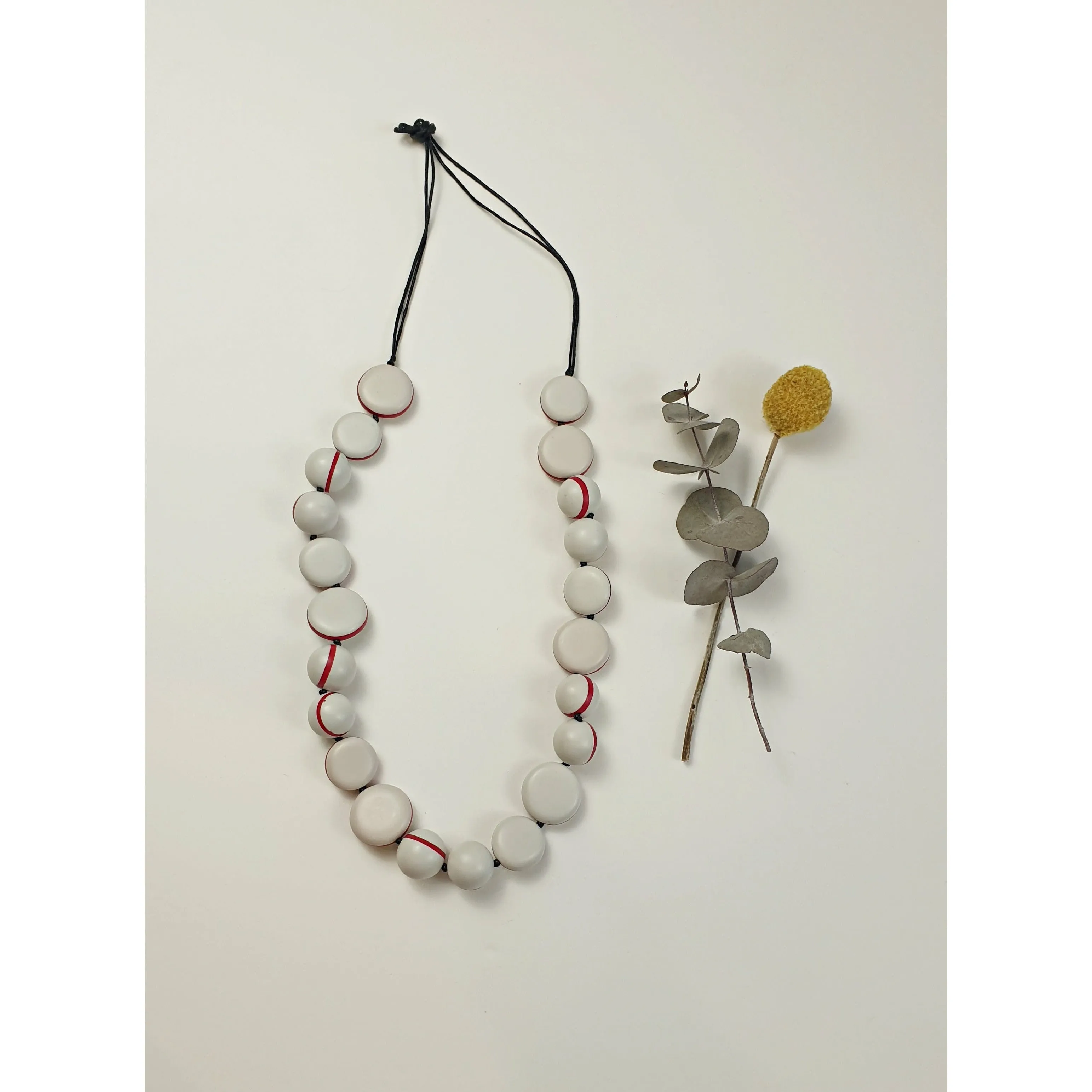 Elk white round and spherical beaded necklace with red stripes