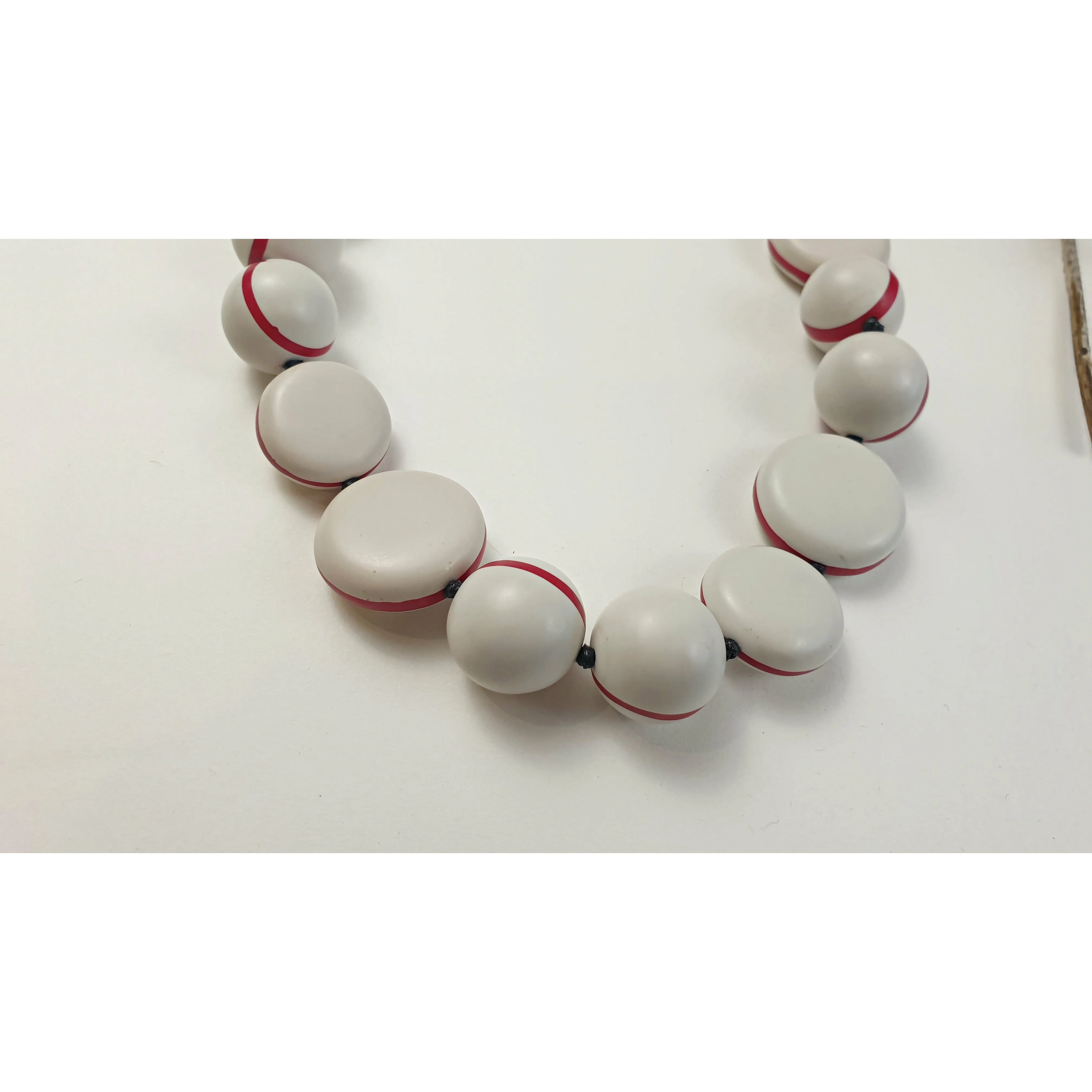 Elk white round and spherical beaded necklace with red stripes
