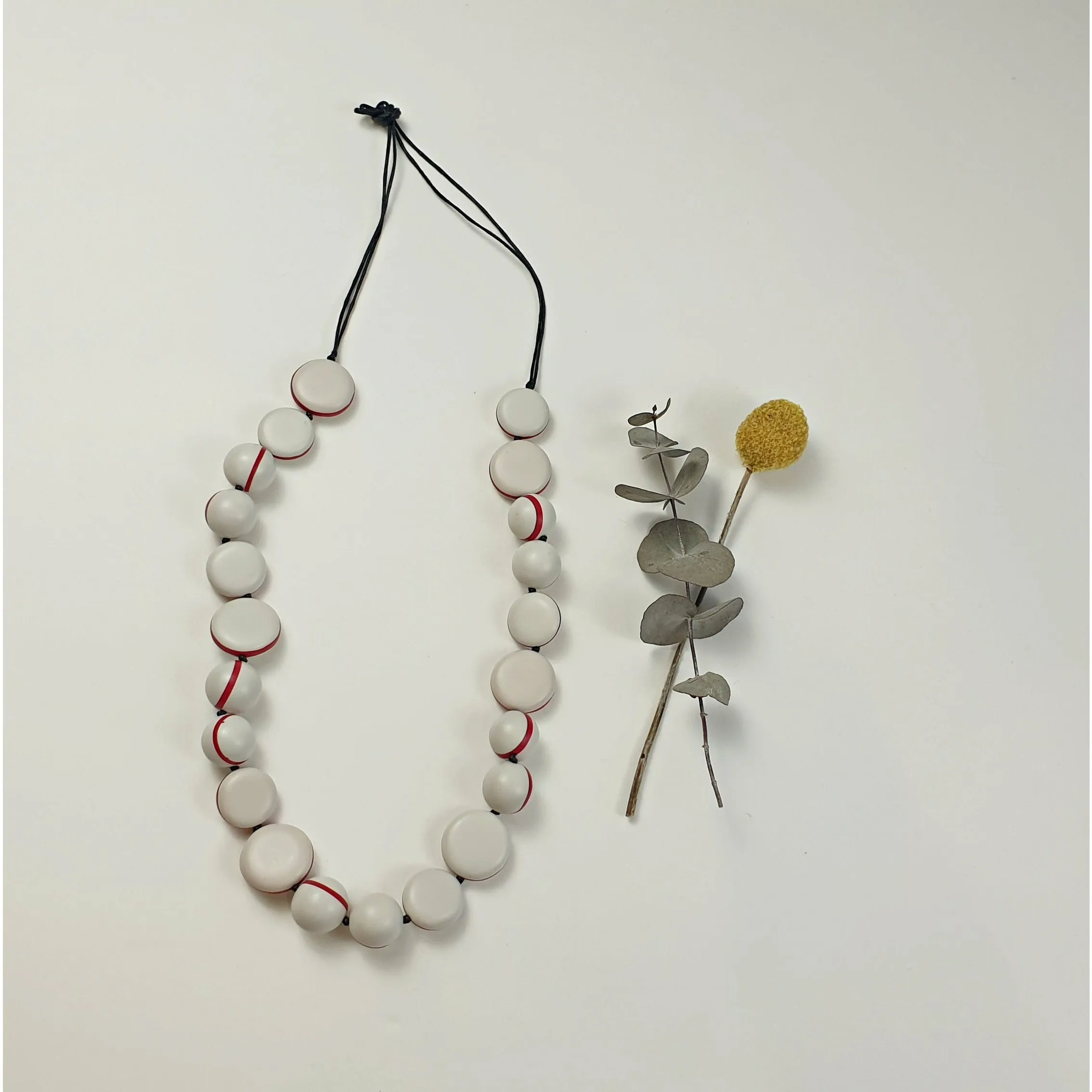 Elk white round and spherical beaded necklace with red stripes