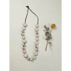 Elk white round and spherical beaded necklace with red stripes