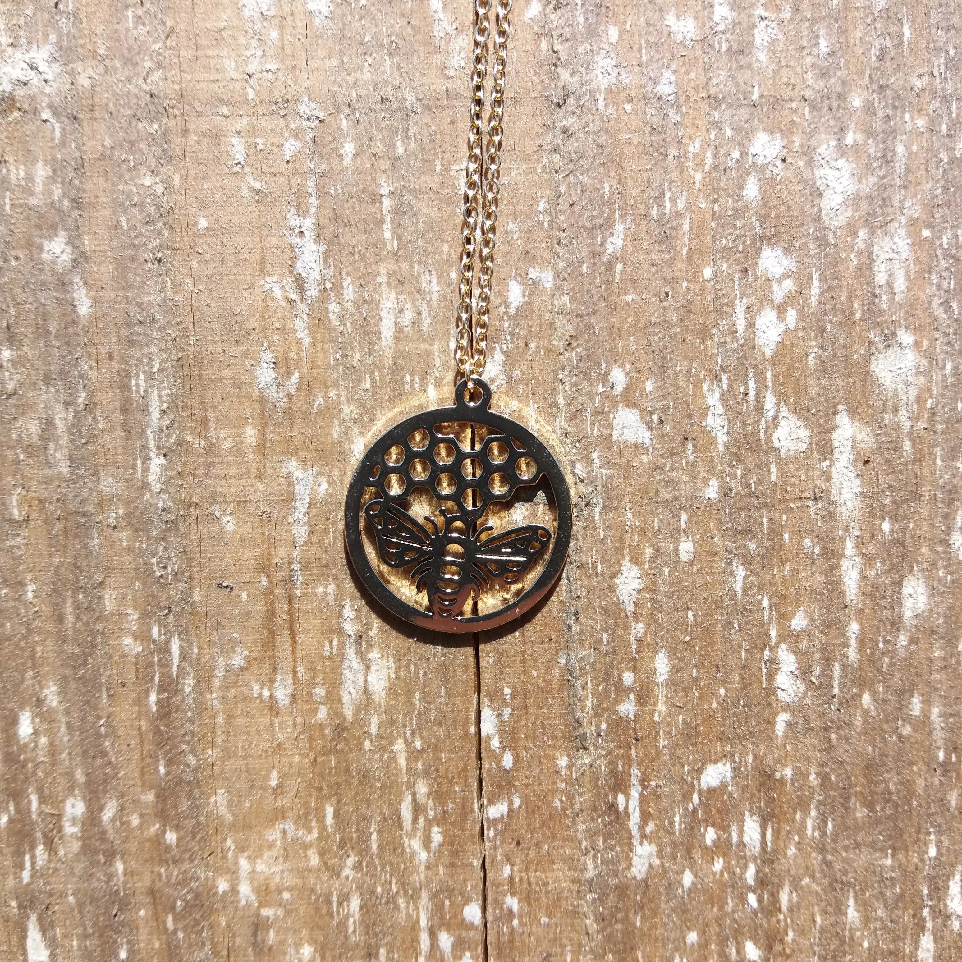 GOLD HONEYCOMB AND BEE PENDANT NECKLACE