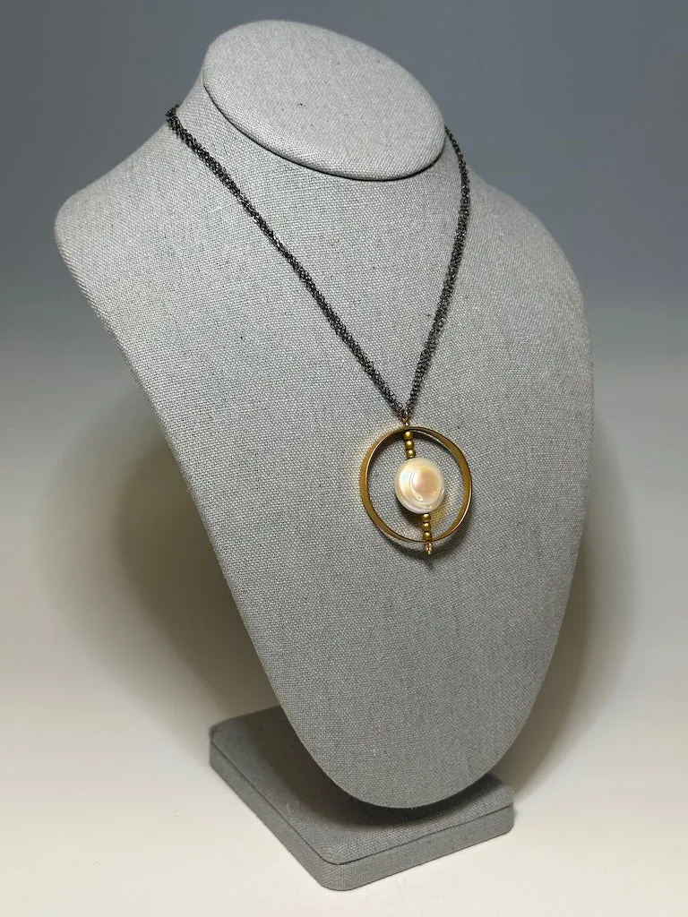 LARGE FRESH WATER PEARL/GOLD CIRCLE NECKLACE WITH OXIDIZED SS CHAIN LCN644