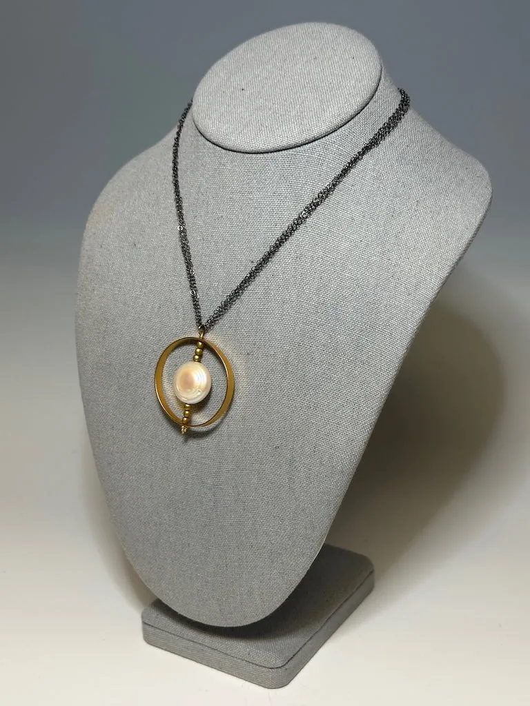 LARGE FRESH WATER PEARL/GOLD CIRCLE NECKLACE WITH OXIDIZED SS CHAIN LCN644