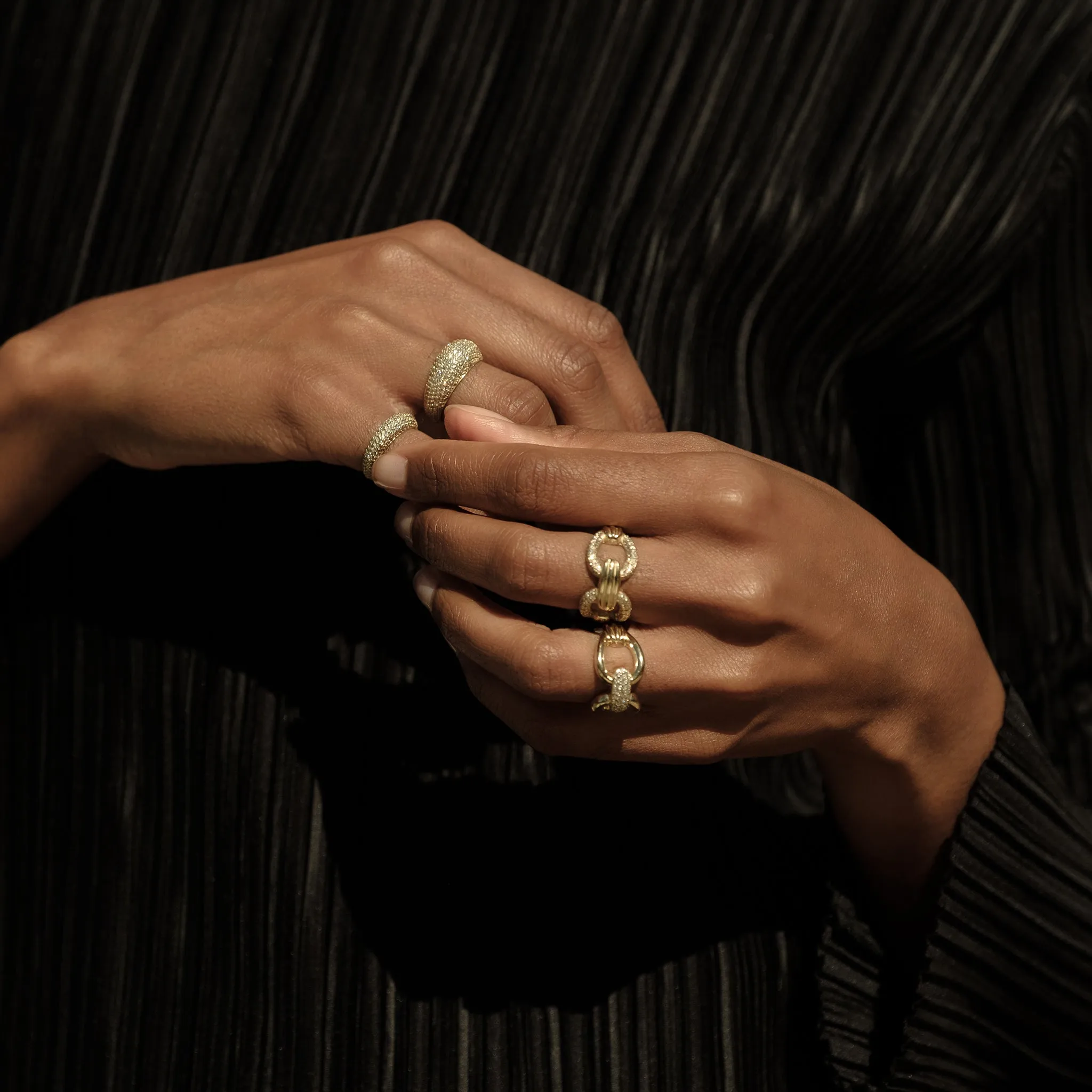 Link Column Ring with Center Diamonds