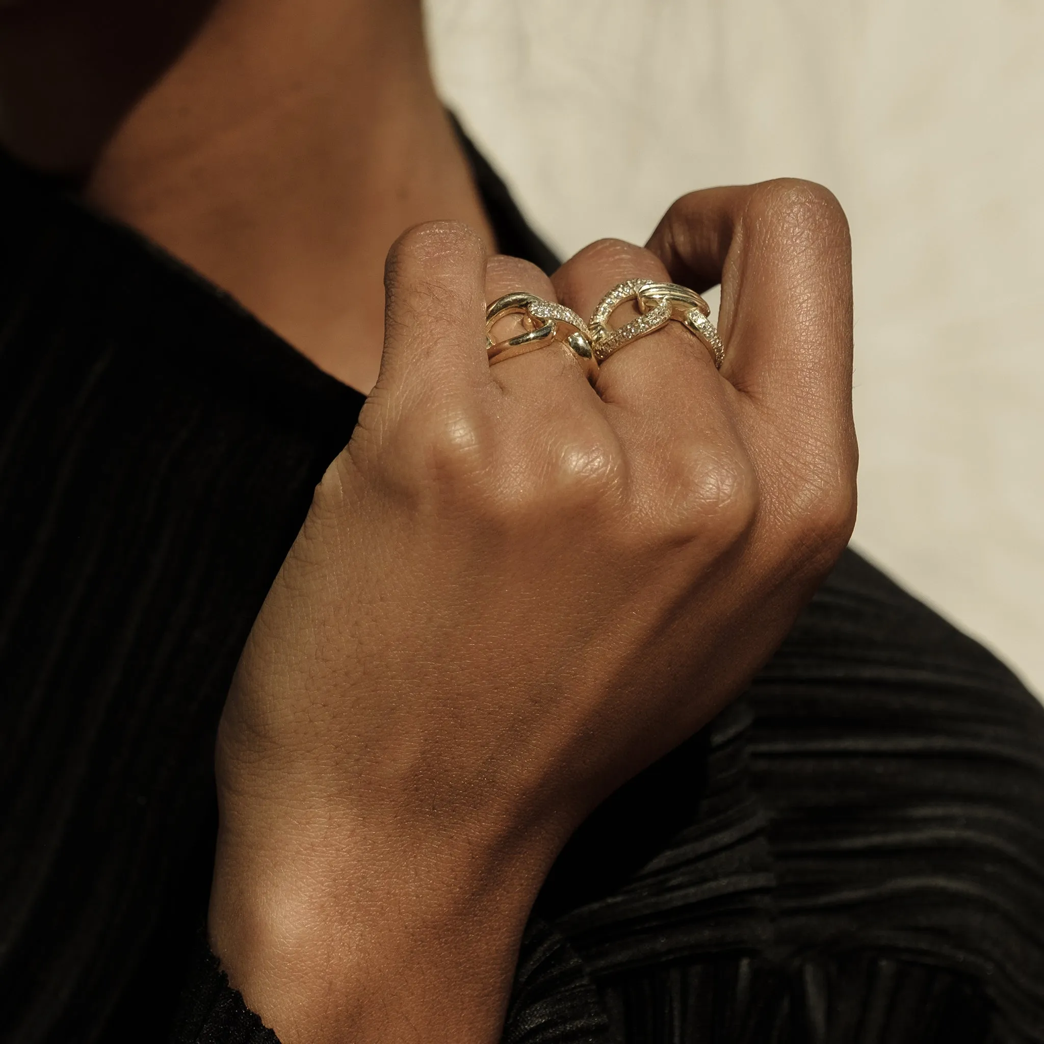 Link Column Ring with Center Diamonds